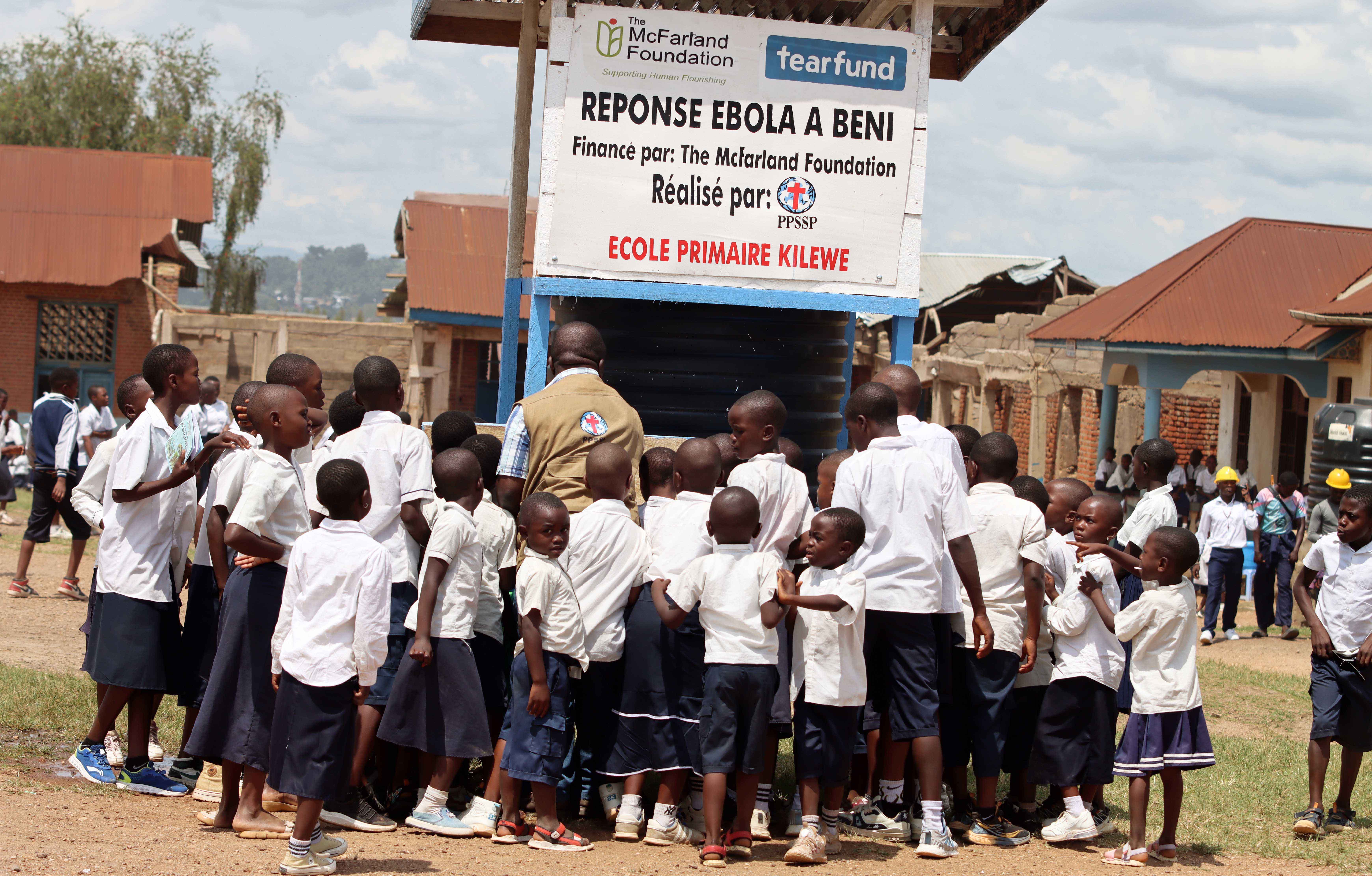 Rien ne doit éteindre l´avenir : face à la menace Ebola dans les écoles de Beni, The McFarland foundation et Tearfund activent une riposte de choc avec le PPSSP